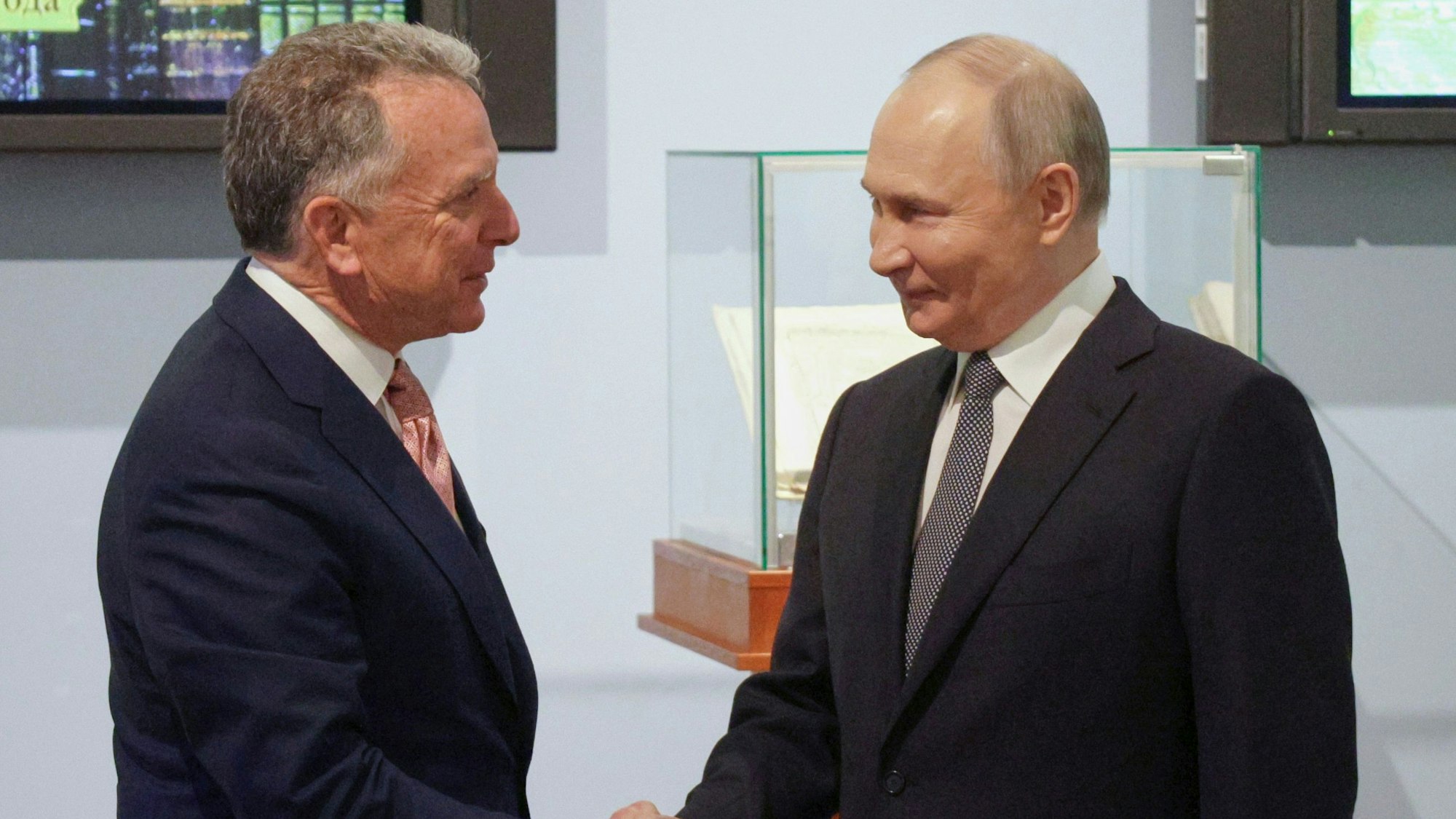 ARCHIV - 11.04.2025, Russland, St. Petersburg: Auf diesem von der staatlichen russischen Nachrichtenagentur Sputnik via AP veröffentlichten Foto, begrüßen sich der russische Präsident Wladimir Putin (r) und der Sondergesandte von US-Präsident Trump, Steve Witkoff, vor ihren Gesprächen. (zu dpa: «Weißes Haus: Witkoff will erneut mit Putin in Moskau reden») Foto: Gavriil Grigorov/Pool Sputnik Kremlin/AP/dpa +++ dpa-Bildfunk +++