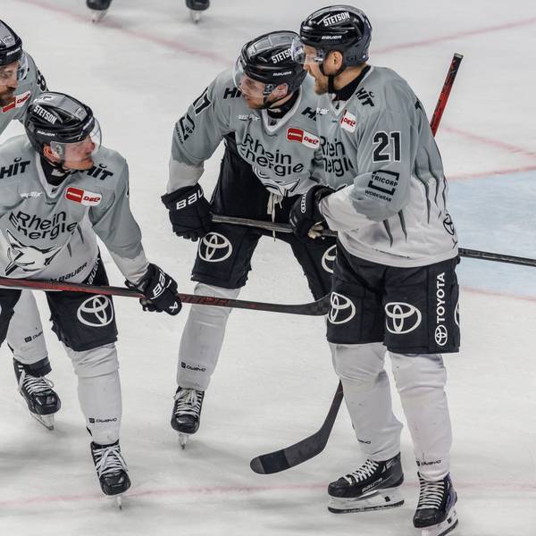 Es gibt einiges zu besprechen nach dem 0:7: Alexandre Grenier, Justin Schütz, Jan-Luca Sennhenn und Juhani Tyrväinen (v.l.n.r.).