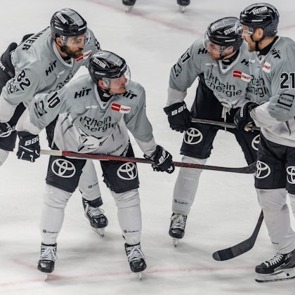 Es gibt einiges zu besprechen nach dem 0:7: Alexandre Grenier, Justin Schütz, Jan-Luca Sennhenn und Juhani Tyrväinen (v.l.n.r.).
