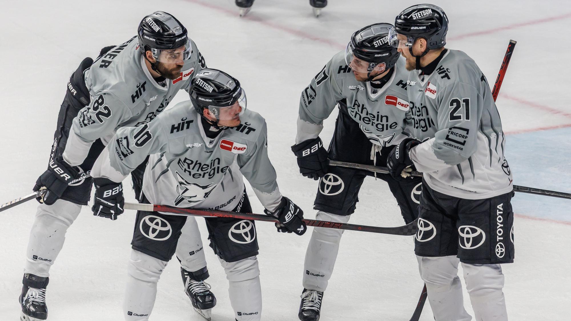 Es gibt einiges zu besprechen nach dem 0:7: Alexandre Grenier, Justin Schütz, Jan-Luca Sennhenn und Juhani Tyrväinen (v.l.n.r.).