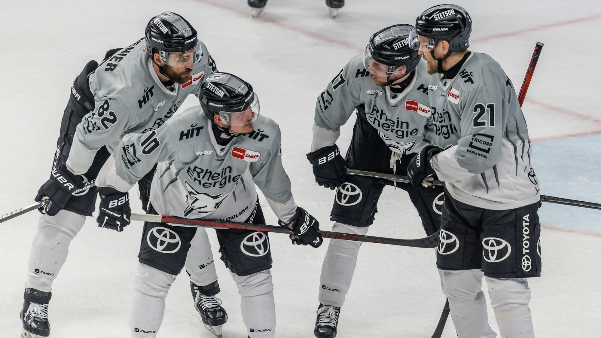 Es gibt einiges zu besprechen nach dem 0:7: Alexandre Grenier, Justin Schütz, Jan-Luca Sennhenn und Juhani Tyrväinen (v.l.n.r.).