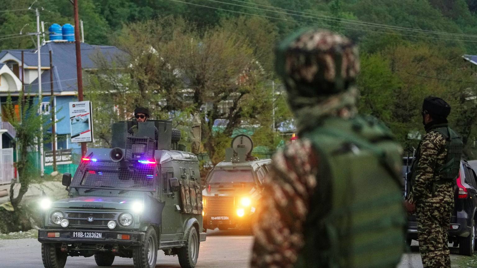 22.04.2025, Indien, Pahalgam: Indische Sicherheitsbeamte patrouillieren in einem gepanzerten Fahrzeug in der Nähe von Pahalgam im Süden Kaschmirs, nachdem Angreifer wahllos das Feuer auf Touristen im indisch kontrollierten Kaschmir eröffnet haben. Foto: Dar Yasin/AP/dpa +++ dpa-Bildfunk +++