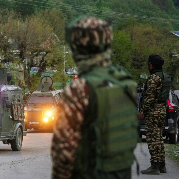 22.04.2025, Indien, Pahalgam: Indische Sicherheitsbeamte patrouillieren in einem gepanzerten Fahrzeug in der Nähe von Pahalgam im Süden Kaschmirs, nachdem Angreifer wahllos das Feuer auf Touristen im indisch kontrollierten Kaschmir eröffnet haben. Foto: Dar Yasin/AP/dpa +++ dpa-Bildfunk +++