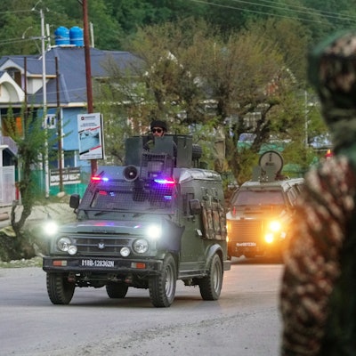 22.04.2025, Indien, Pahalgam: Indische Sicherheitsbeamte patrouillieren in einem gepanzerten Fahrzeug in der Nähe von Pahalgam im Süden Kaschmirs, nachdem Angreifer wahllos das Feuer auf Touristen im indisch kontrollierten Kaschmir eröffnet haben. Foto: Dar Yasin/AP/dpa +++ dpa-Bildfunk +++