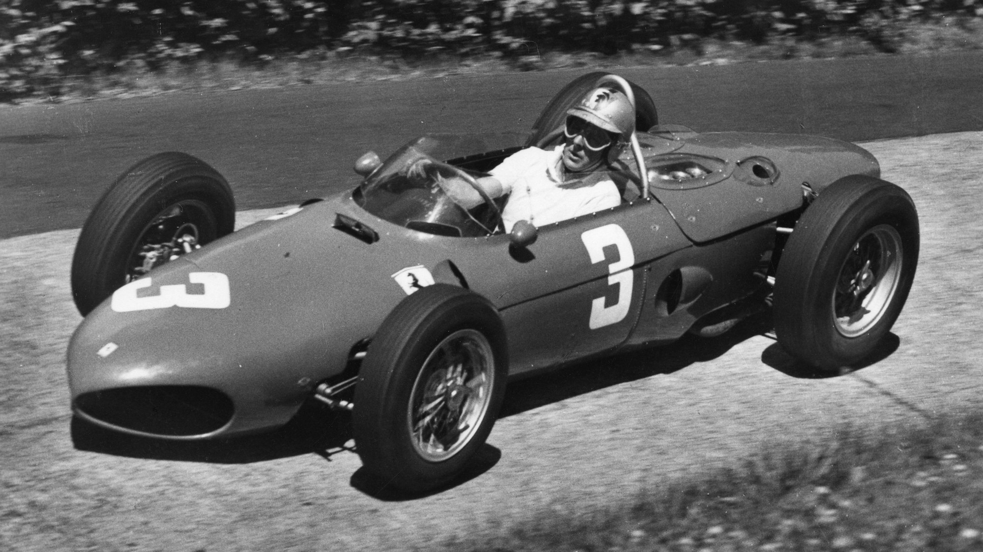 Das Foto zeigt Graf Berghe von Trips in einem Rennwagen.