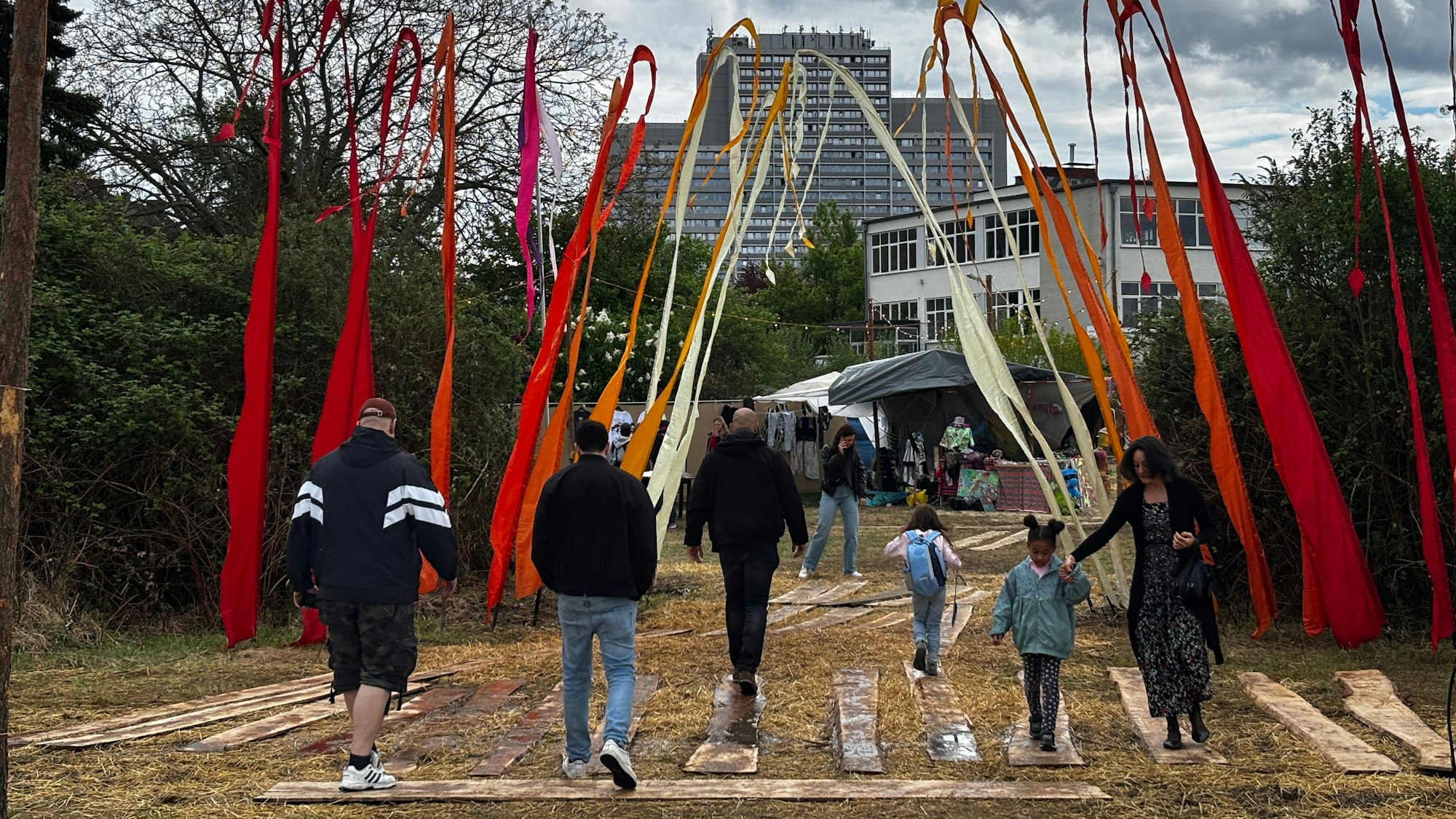 Bunte Windfahnen säumen den Eingang zum „Kunst- und Vintagemarkt“ auf dem ehemaligen Coty-Gelände in Bickendorf.