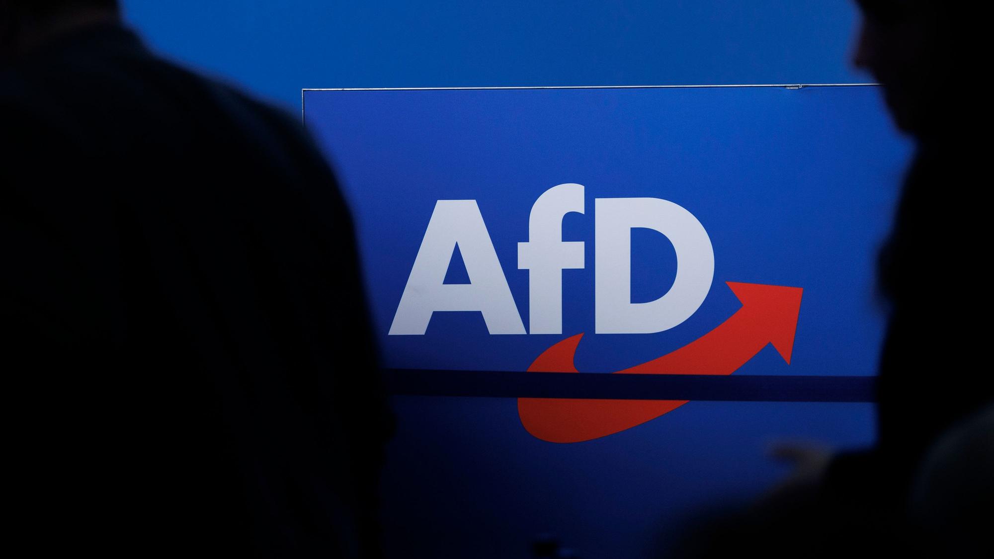 Delegierte gehen vor dem Parteilogo bei dem AfD-Bundesparteitag in Magdeburg.
Dieses Logo steht für die Partei AfD.
