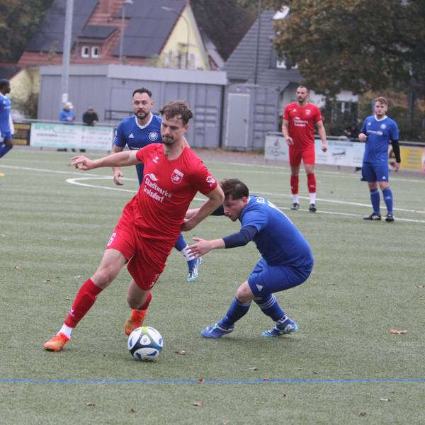Fußball kreisliga A Stadtduell und Platzduell zwischen Hellas Troisdorf und SF Troisdorf 05
Connor Kaiser umkurvt Chris Papadopoulos