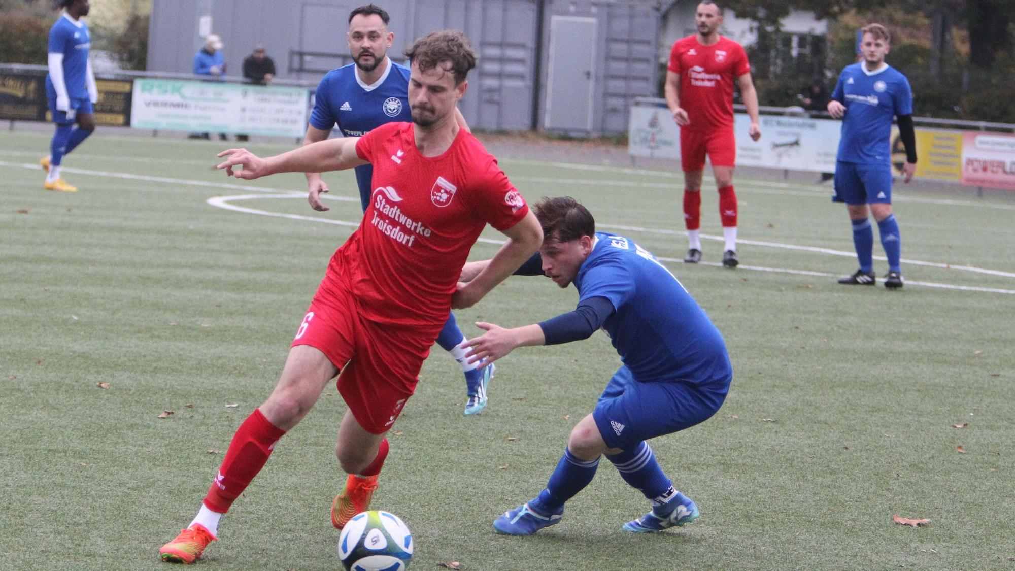 Fußball kreisliga A Stadtduell und Platzduell zwischen Hellas Troisdorf und SF Troisdorf 05
Connor Kaiser umkurvt Chris Papadopoulos