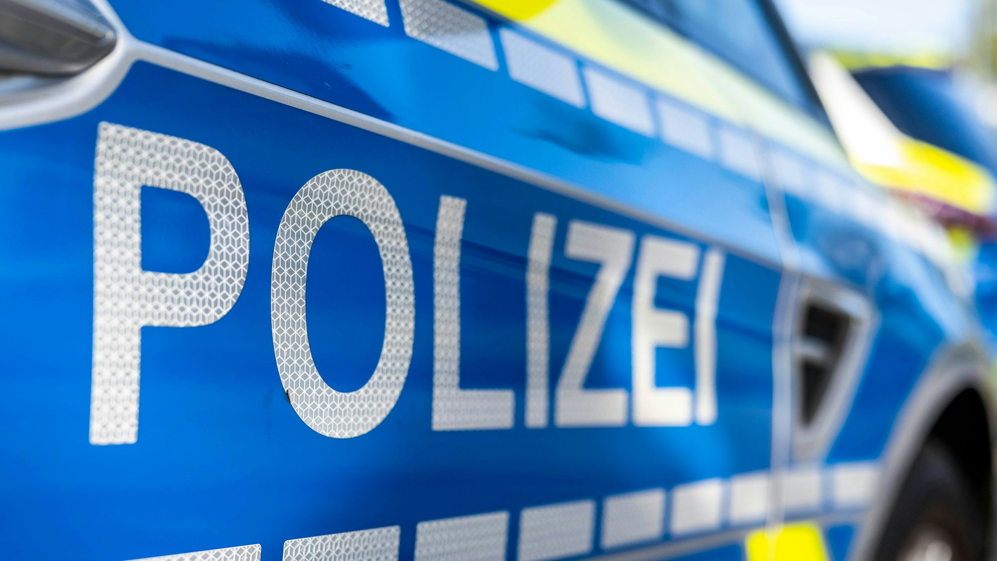 Das Foto zeigt ein Polizeiauto.