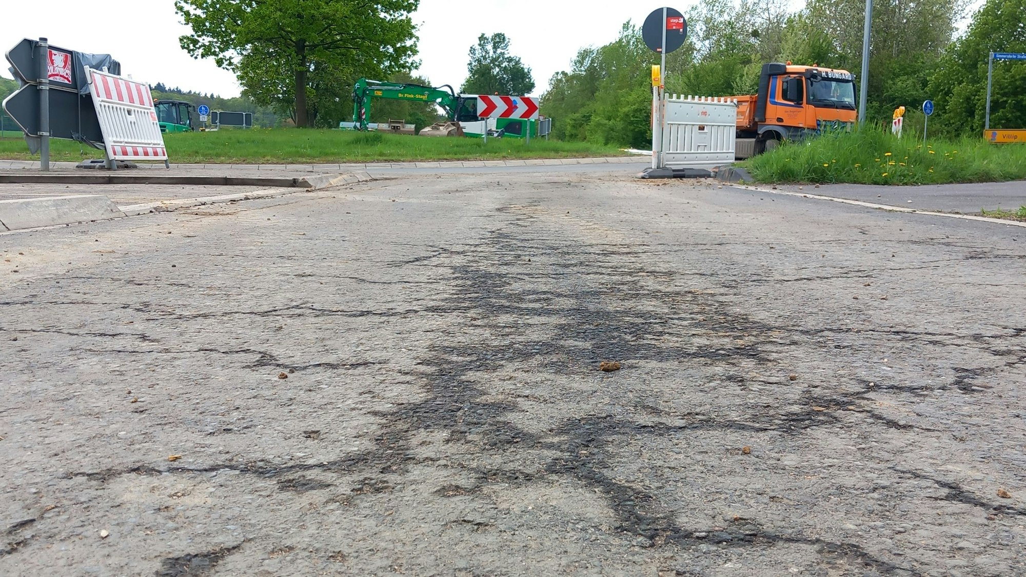 Am Kreisel bei Villip ist der alte Fahrbahnbelag von Rissen durchzogen.