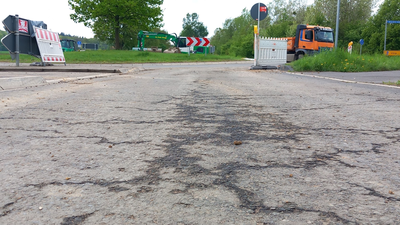 Am Kreisel bei Villip ist der alte Fahrbahnbelag von Rissen durchzogen.
