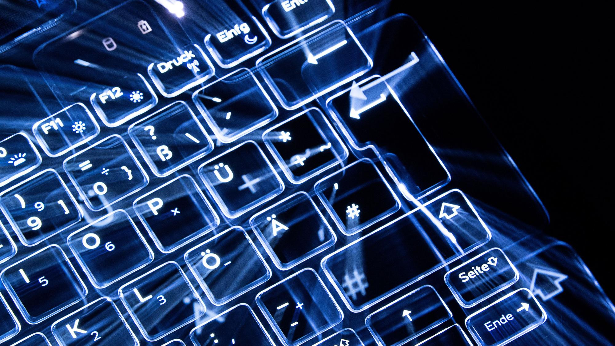 Tasten einer beleuchteten Tastatur. (Aufnahme mit Zoomeffekt)