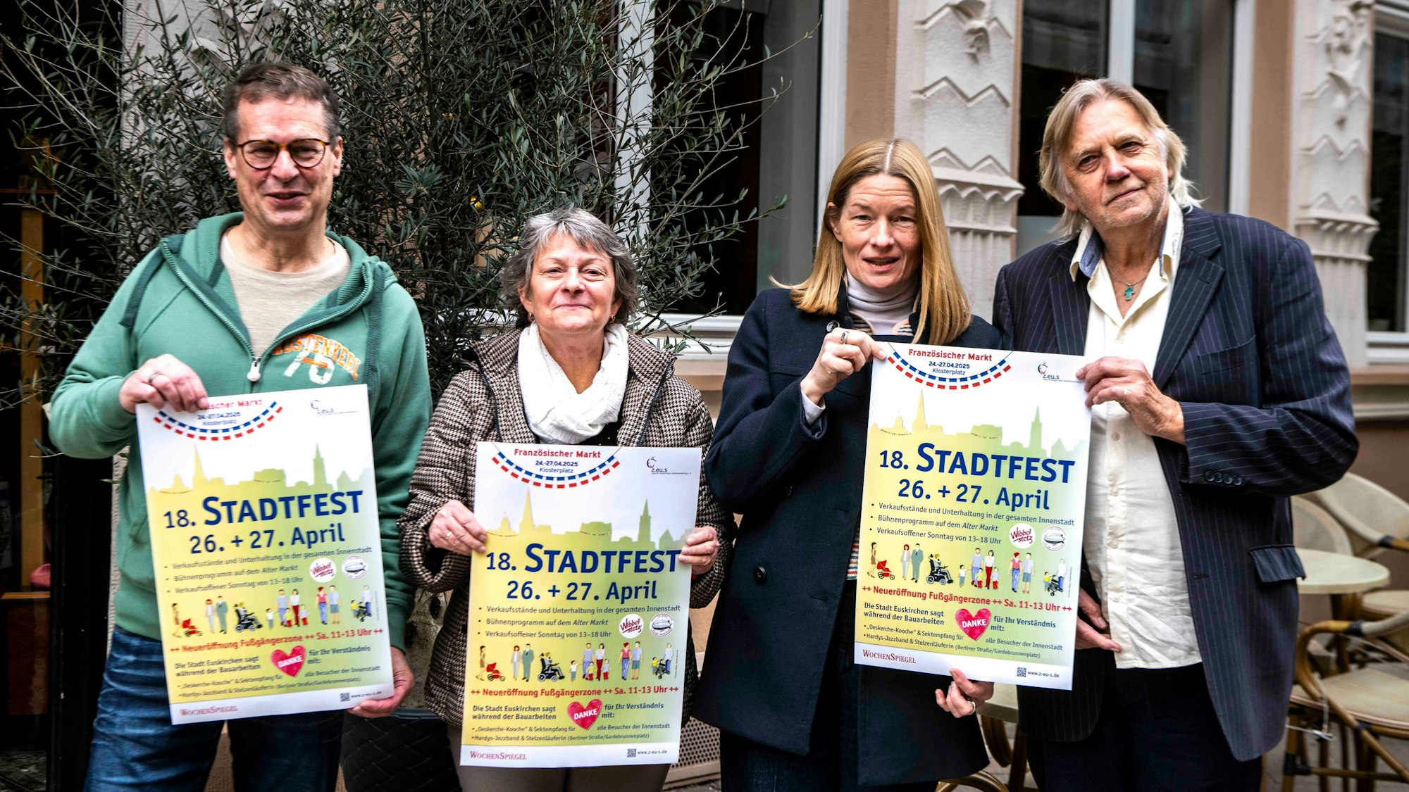 Die Organisatoren halten Plakate in den Händen, mit denen auf das Stadtfest in Euskirchen hingewiesen wird.