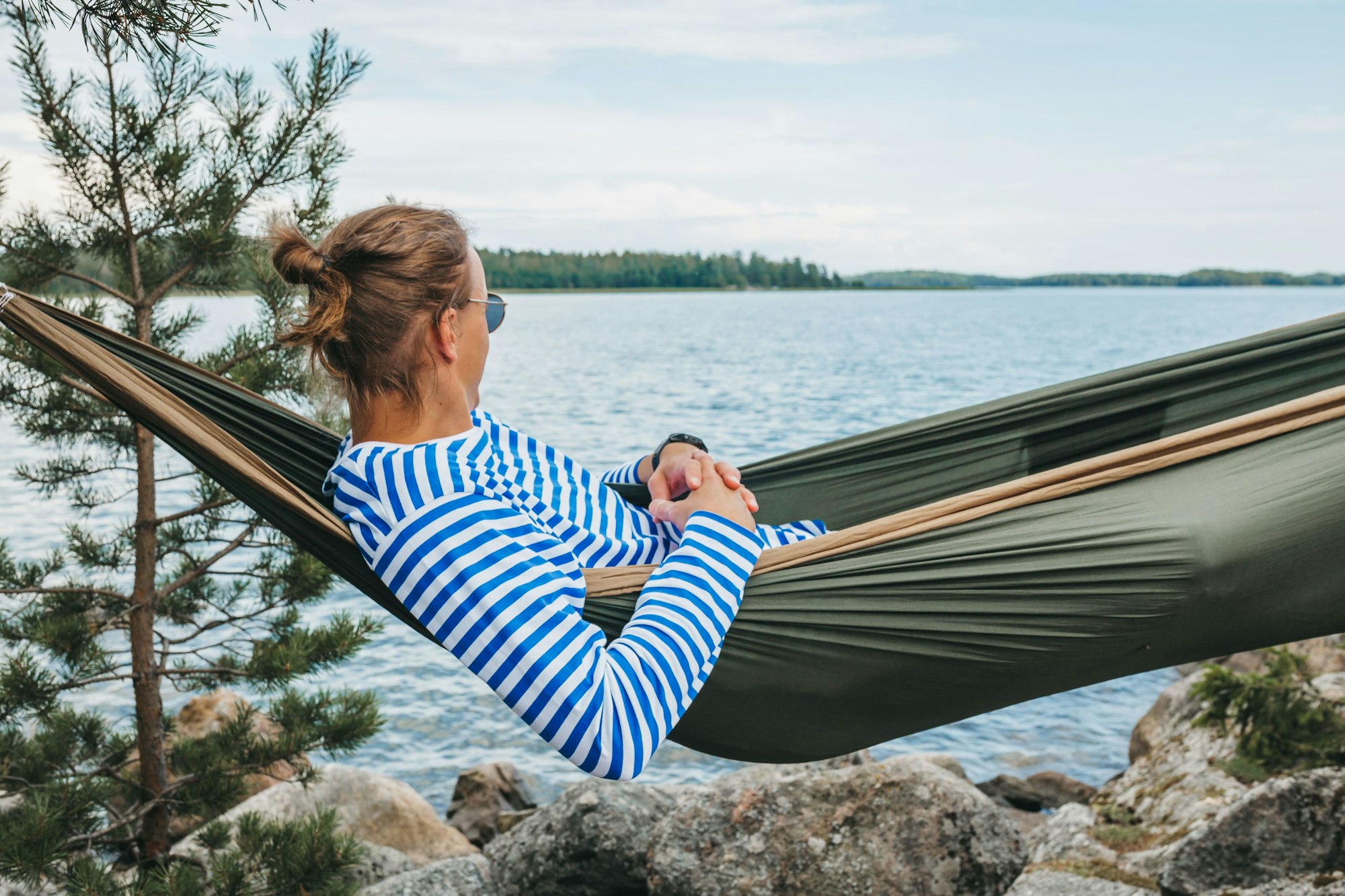Wo könnte Entspannung besser gelingen als am Saimaa-See mit Blick auf die schimmernde Wasseroberfläche?