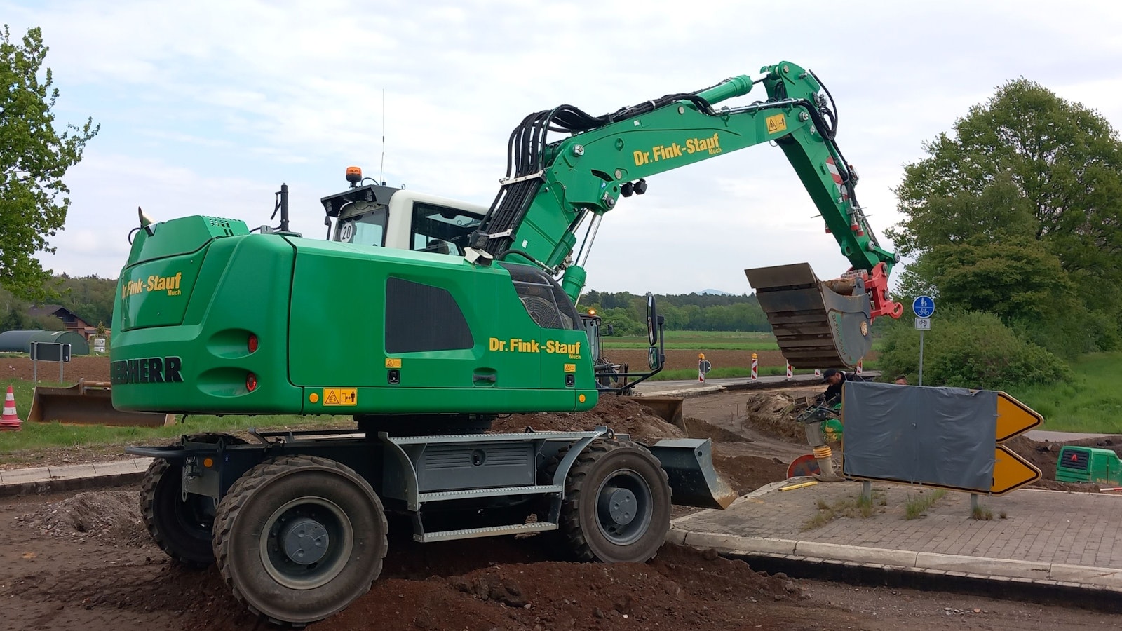 Die grünen Arbeitsgeräte gehören zur Firma Dr. Fink-Stauf aus Much.