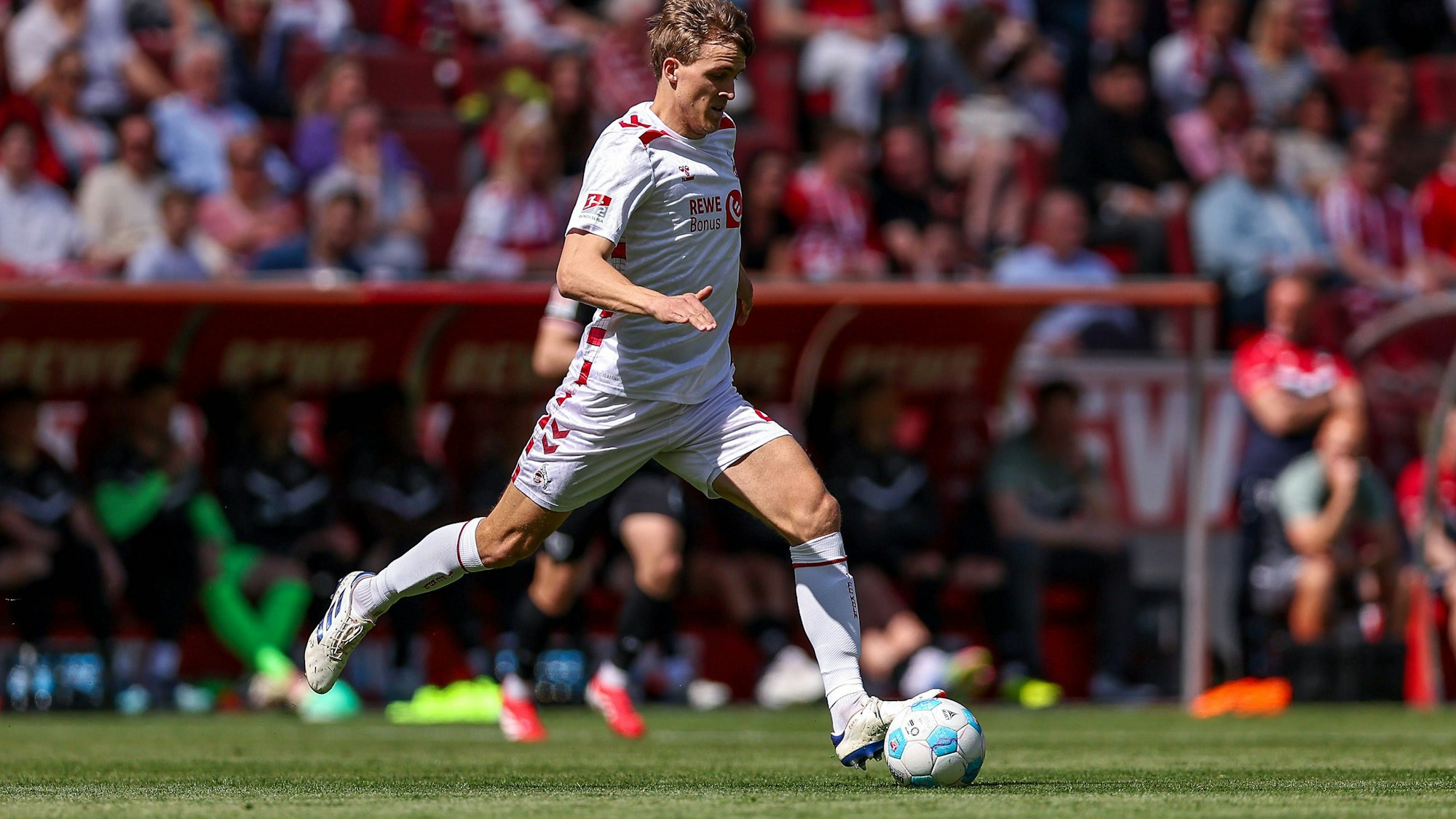 Timo Hübers am Ball