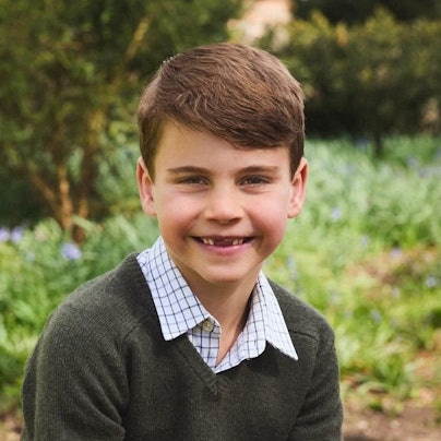 Prinz Louis lächelt in die Kamera.