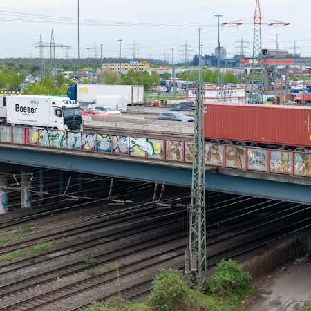 Das Foto zeigt Lastwagen und Pkw auf der Autobahnbrücke über die Bahngleise am Eifeltor.