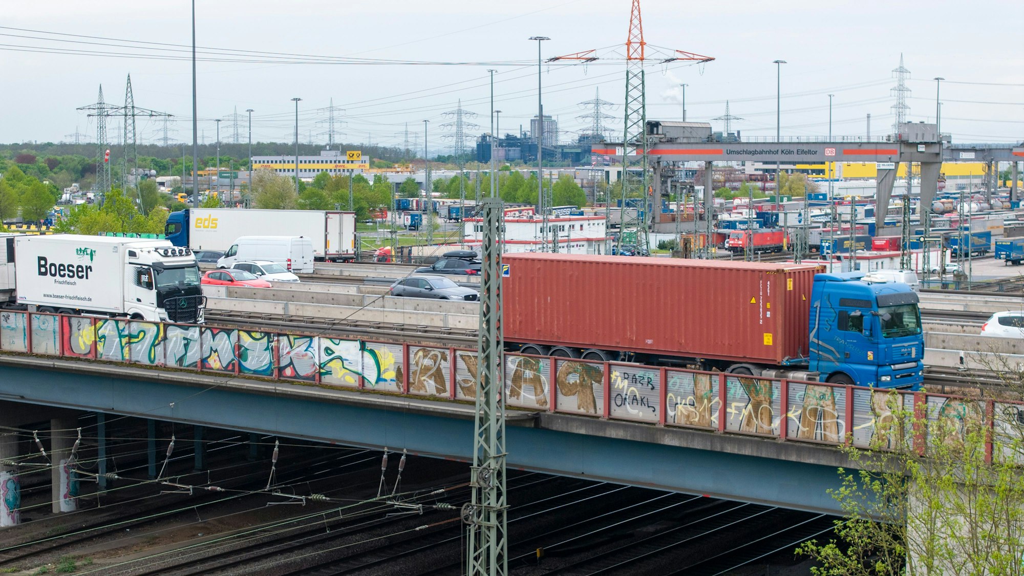 Das Foto zeigt Lastwagen und Pkw auf der Autobahnbrücke über die Bahngleise am Eifeltor.