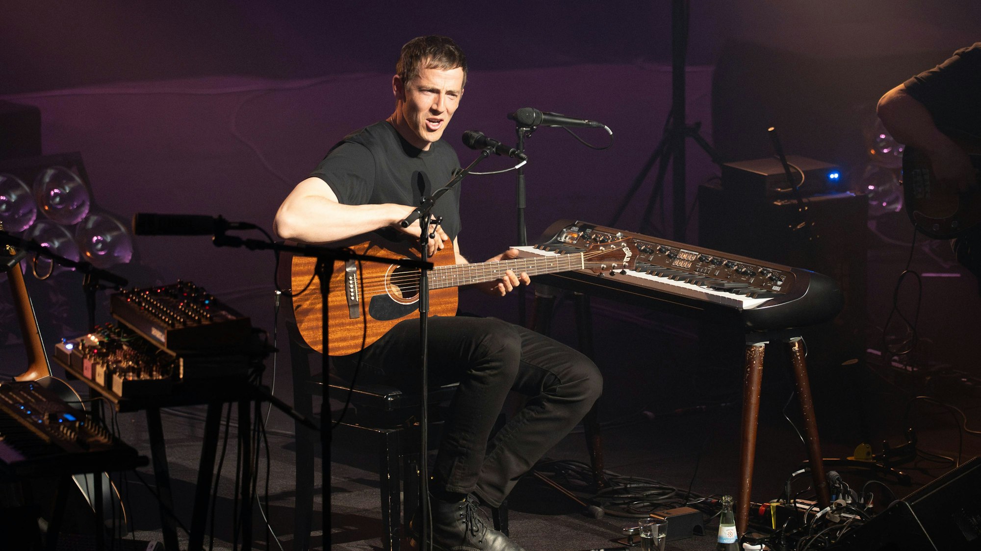 Vor zehn Jahren in der Wohngemeinschaft, im letzten Jahr im Gloria, jetzt spielt Charlie Cunningham in der Philahrmonie.