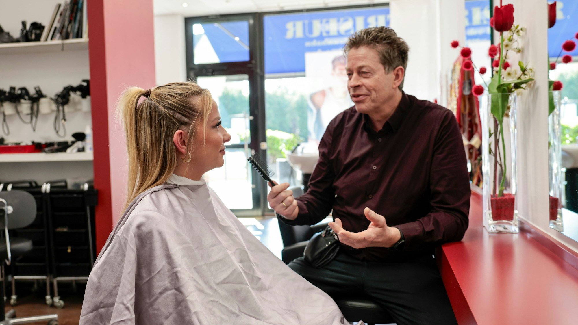 Szene in einem Friseur-Salon.