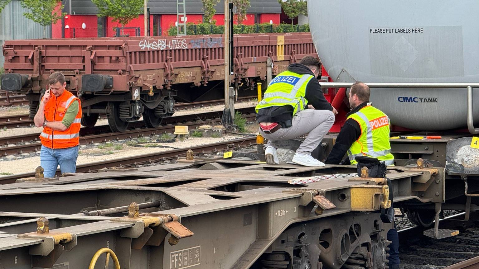 Die Bundespolizei sichert Spuren am entgleisten Wagen eines Güterzuges im Hauptbahnhof.