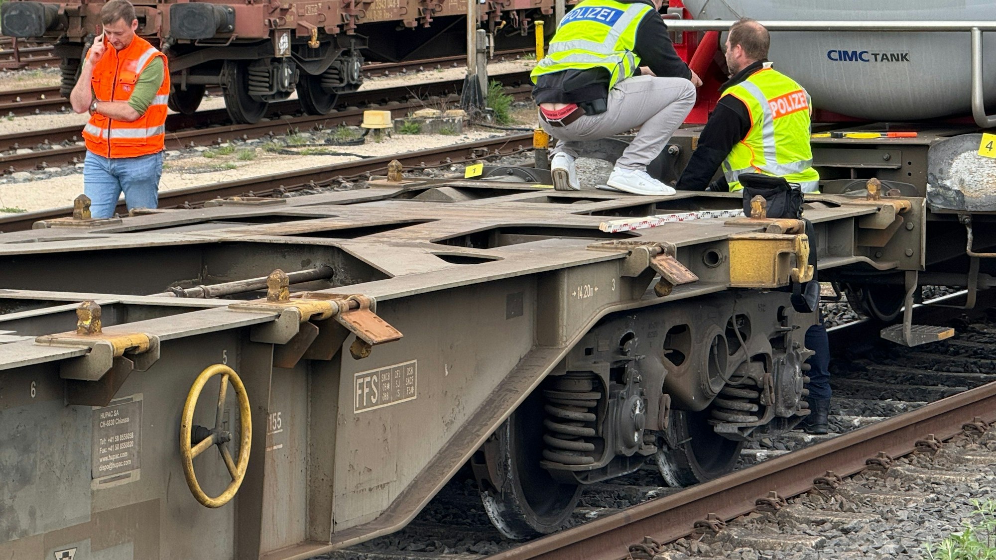 Die Bundespolizei sichert Spuren am entgleisten Wagen eines Güterzuges im Hauptbahnhof.