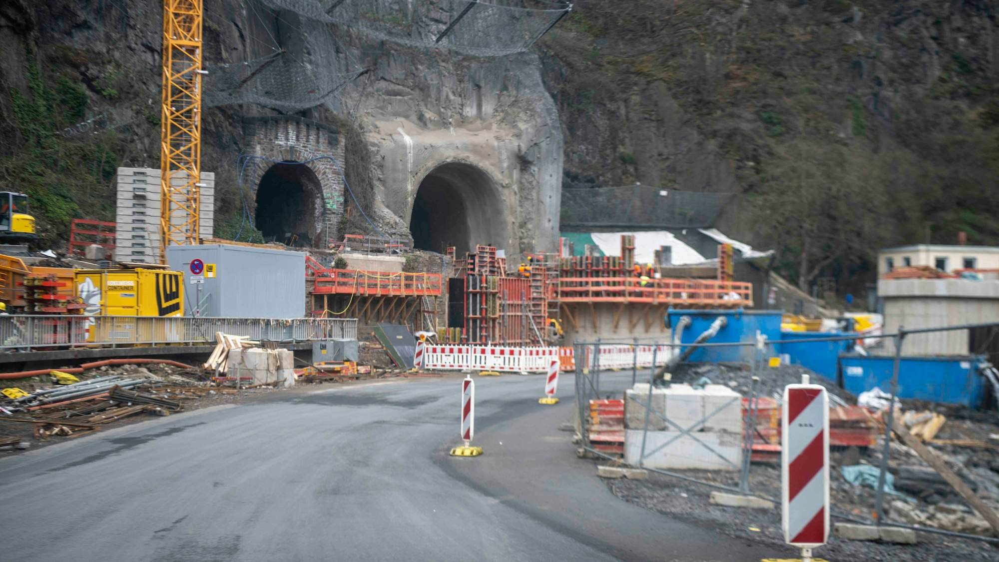 Vor dem Eisenbahntunnel in Altenahr ist eine Baustelle eingerichtet.