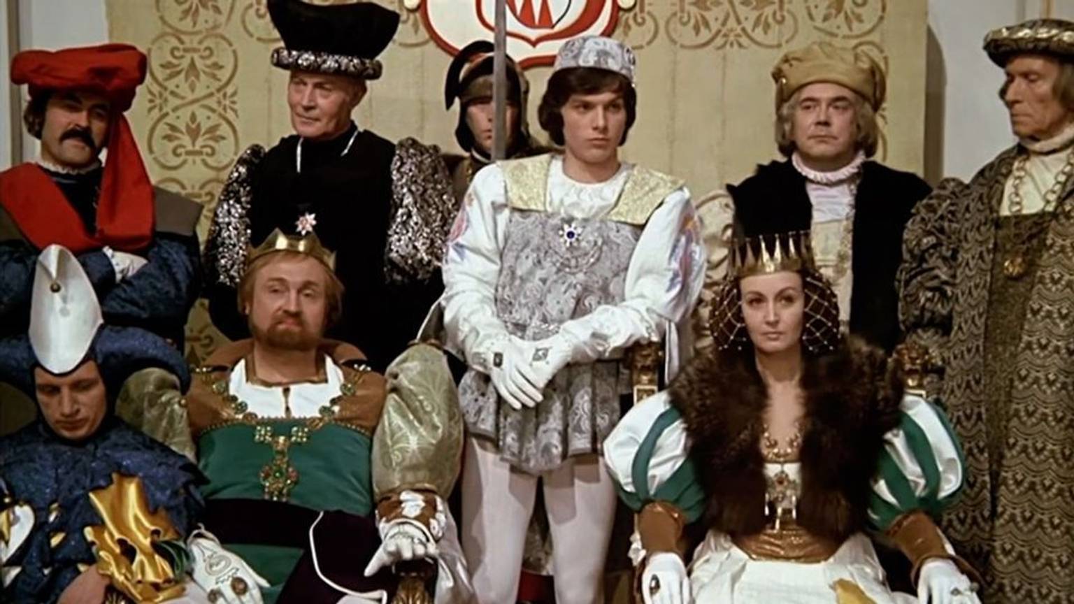 Karin Lesch spielte im Weihnachtsklassiker „Drei Haselnüsse für Aschenbrödel“ die Königin. Das Foto zeigt sie in einer Filmszene mit König (Rolf Hoppe) und Prinz (Pavel Travnicek).