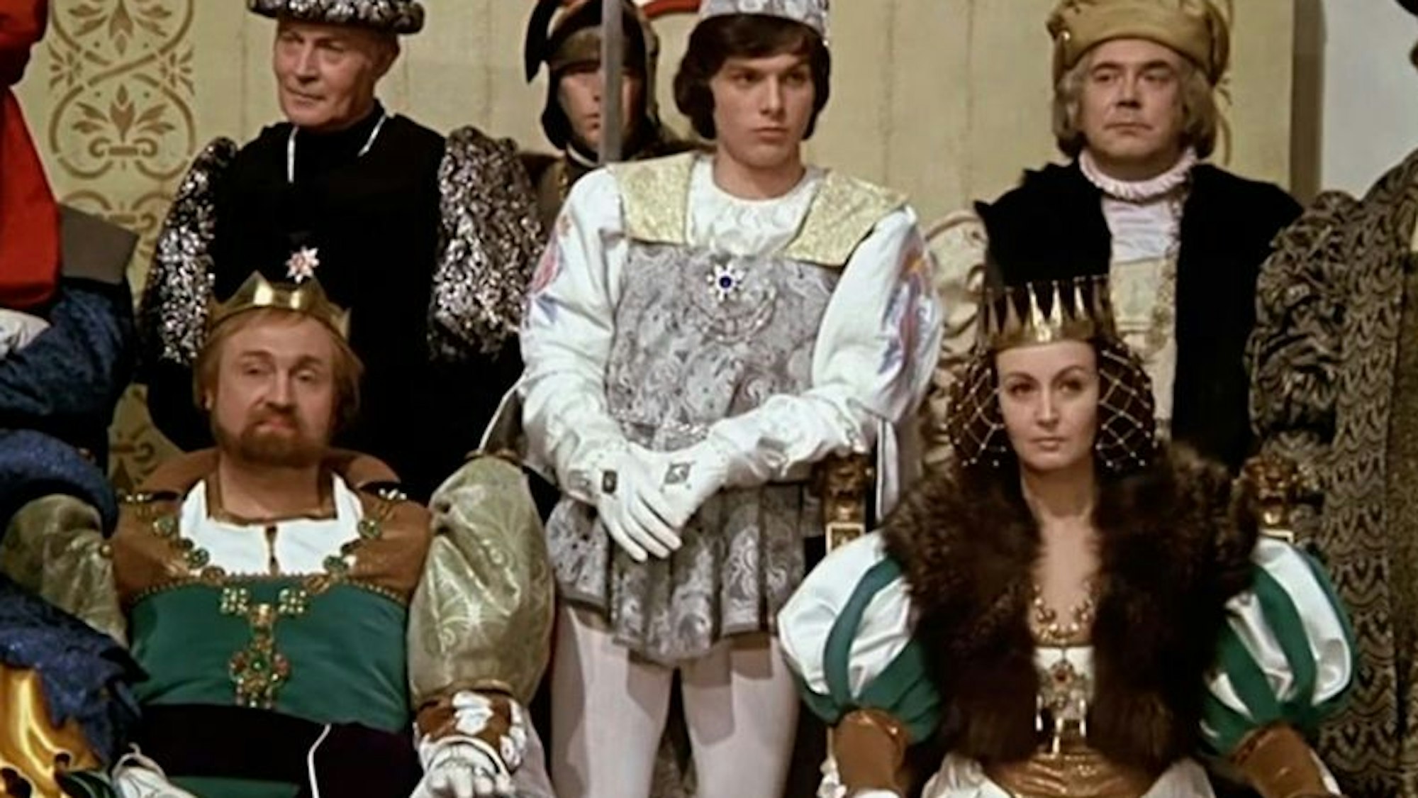 Karin Lesch spielte im Weihnachtsklassiker „Drei Haselnüsse für Aschenbrödel“ die Königin. Das Foto zeigt sie in einer Filmszene mit König (Rolf Hoppe) und Prinz (Pavel Travnicek).