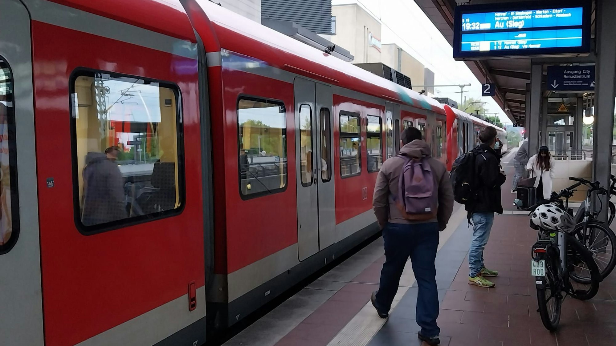 Ein Zug am Bahnhof Siegburg.