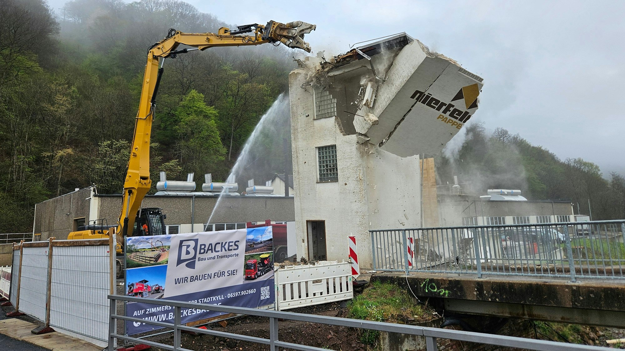 Das Bild zeigt, wie eine Wand des Turms zu Boden fällt.