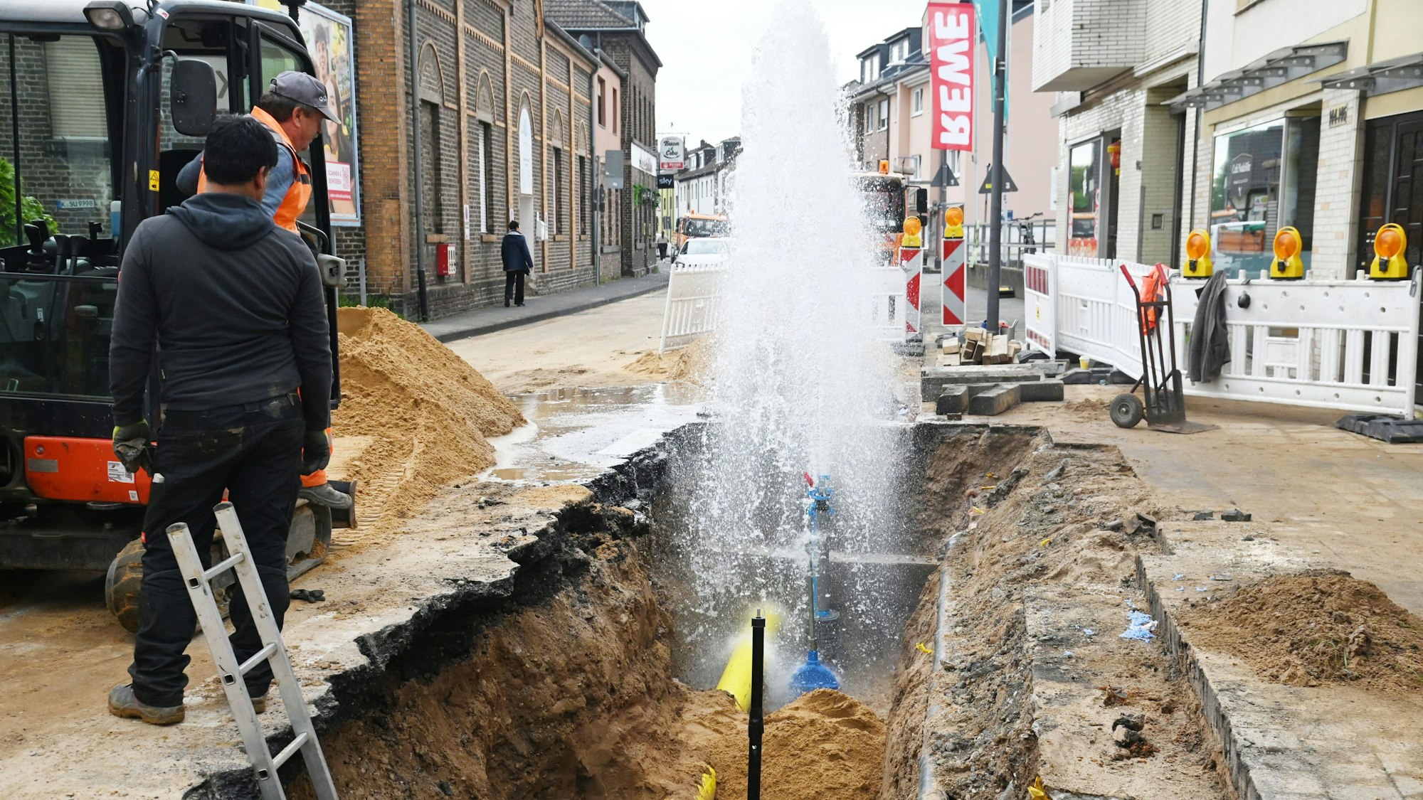Das Bild zeigt den Wasserrohrbruch auf der Hauptstraße in Köln-Zündorf.