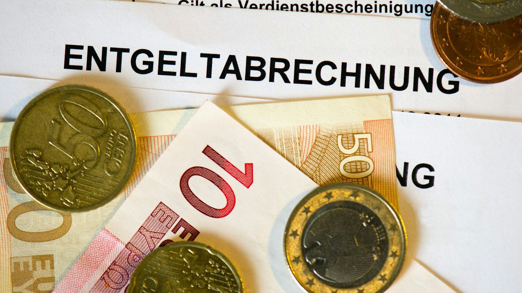 Der Streit zwischen Union und SPD über die Auslegung des Koalitionsvertrags geht weiter, auch in puncto Mindestlohn.