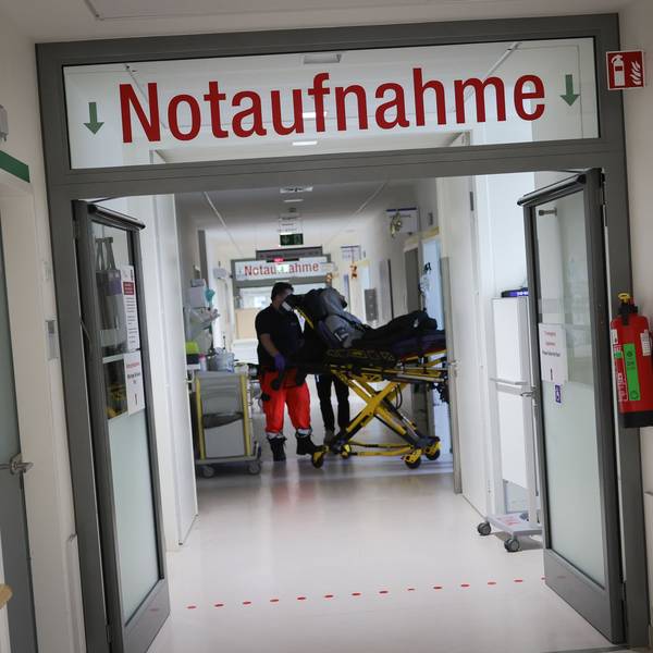 Rettungssänitäter bringen einen Patienten in die Zentralen Notaufnahme im Albertinen Krankenhaus.