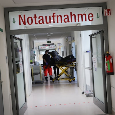 Rettungssänitäter bringen einen Patienten in die Zentralen Notaufnahme im Albertinen Krankenhaus.