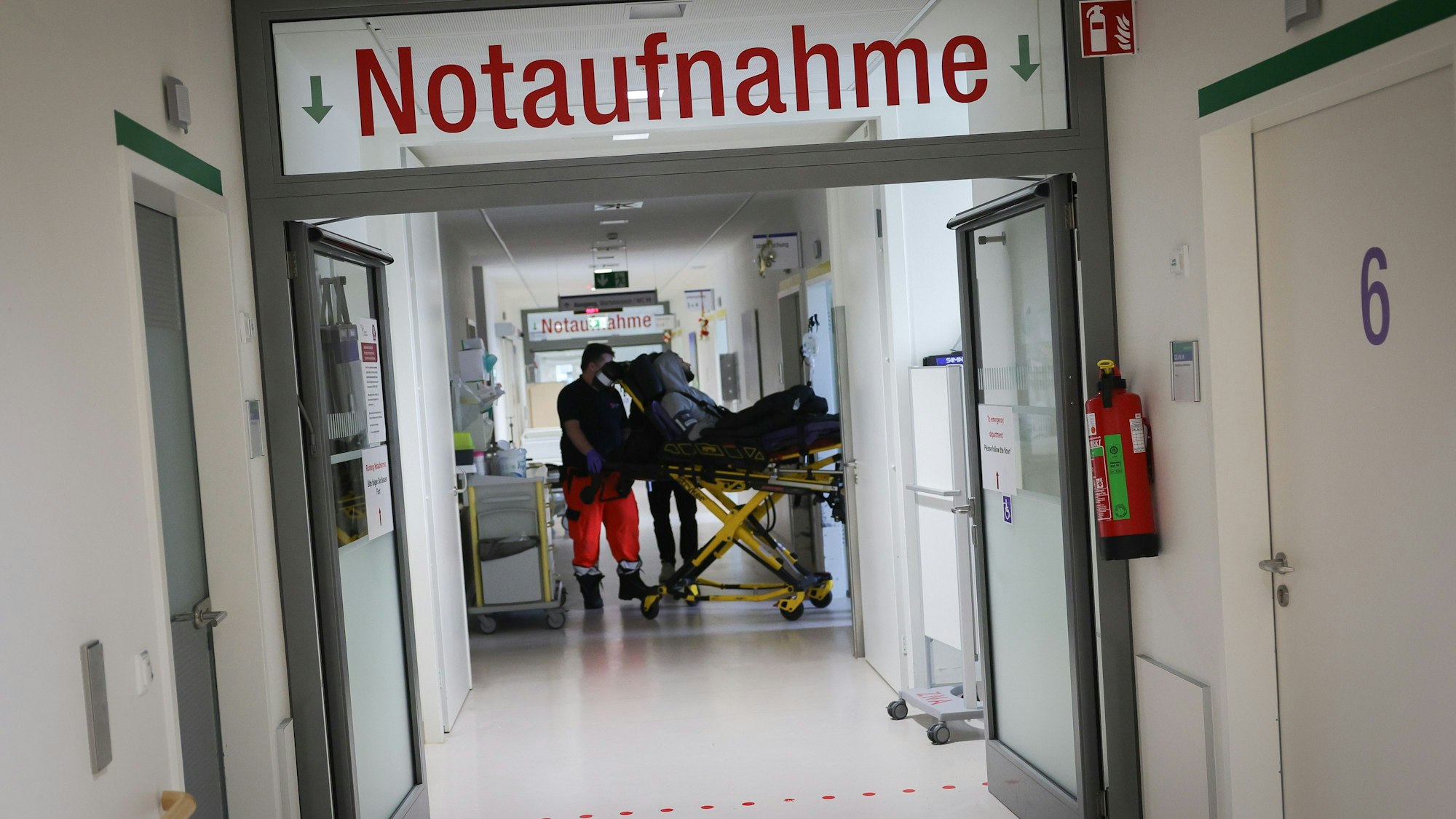 Rettungssänitäter bringen einen Patienten in die Zentralen Notaufnahme im Albertinen Krankenhaus.