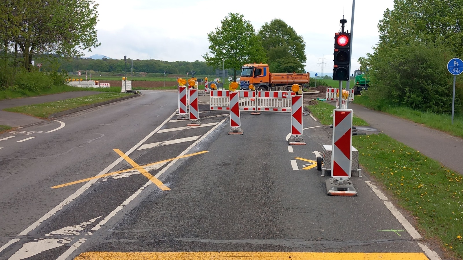 Rote Ampel, aber passierbar: Zwischen Villip und Gimmersdorf ist die Fahrt möglich.