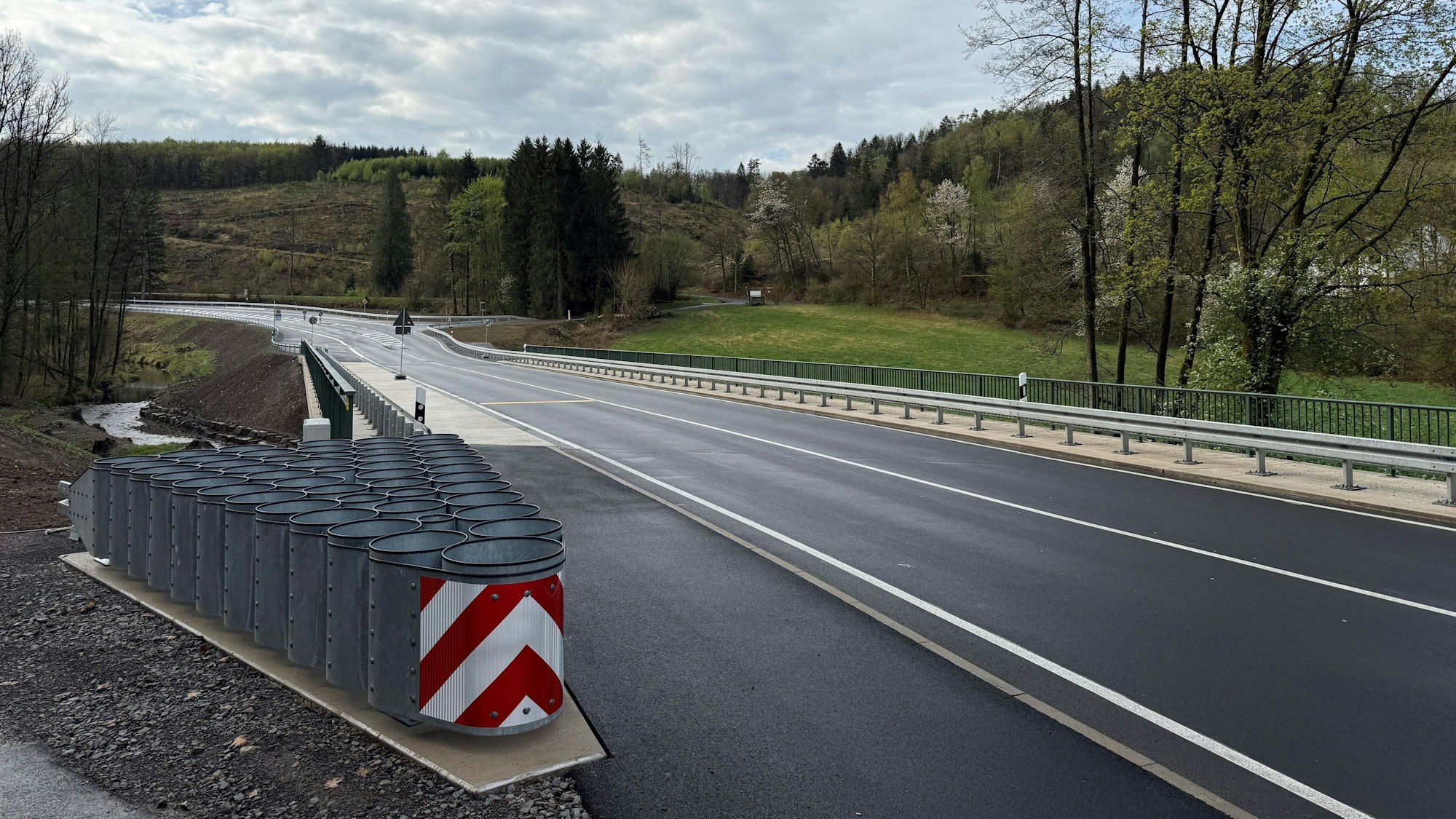 Zu sehen ist eine neue Autobrücke über einen Fluss.
