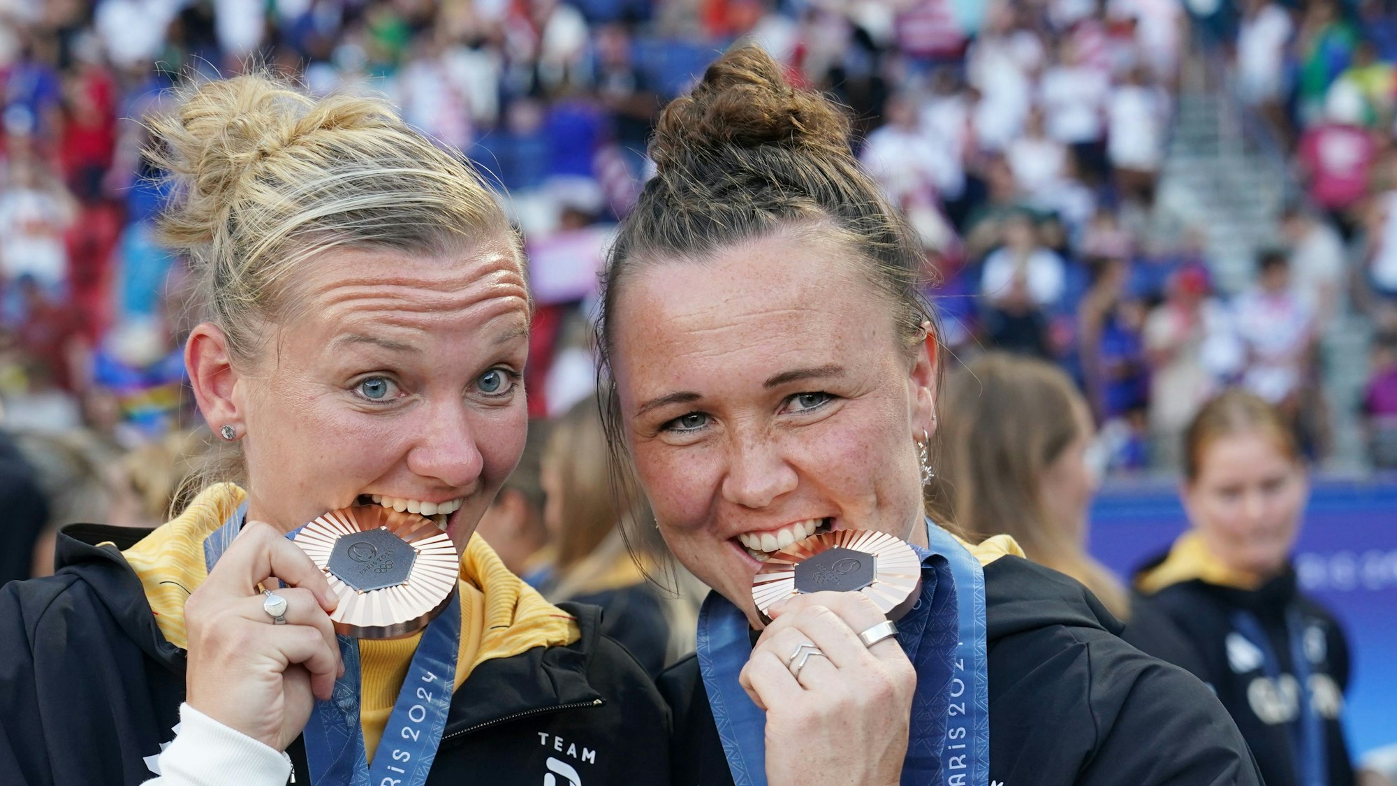Paris 2024: Marina Hegering (r) und Alexandra Popp aus Deutschland jubeln über die Bronzemedaille.