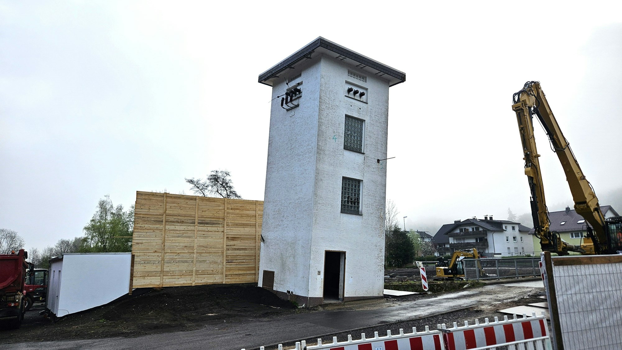 Das Bild zeigt den schiefen Turm vor dem Abriss.