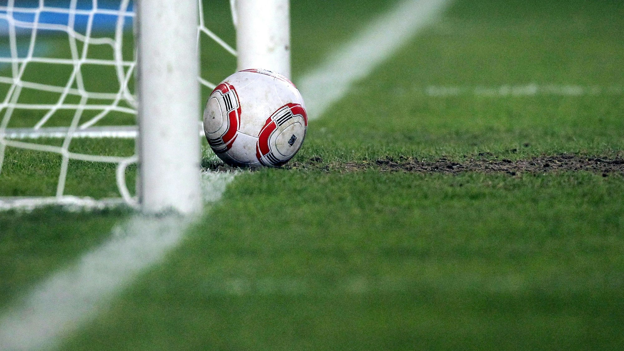Ein Fußball liegt auf der Torlinie.