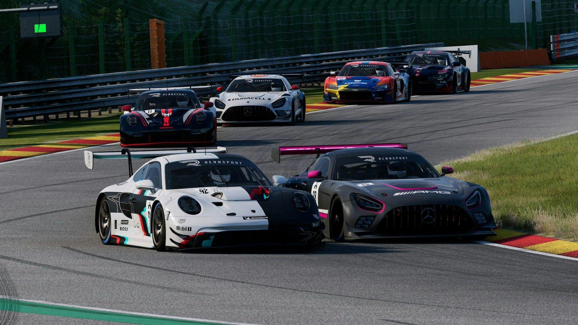 Die Rennsimulationen wirken äußerst echt, am Lenkrad und in den Sitzen sind die Fliehkräfte zu spüren.