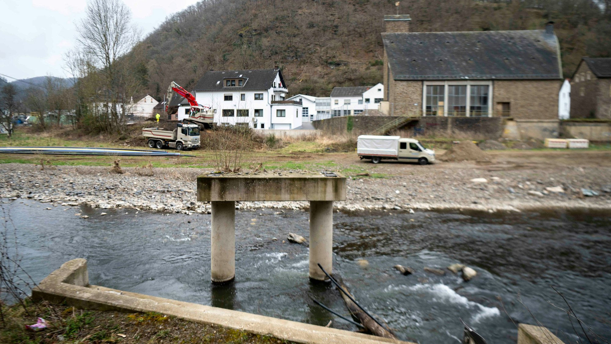 In der Ahr bei Ahrbrück stehen zwei Pfeiler mit einem Betonbalken darüber. Die Brücke selbst ist verschwunden.