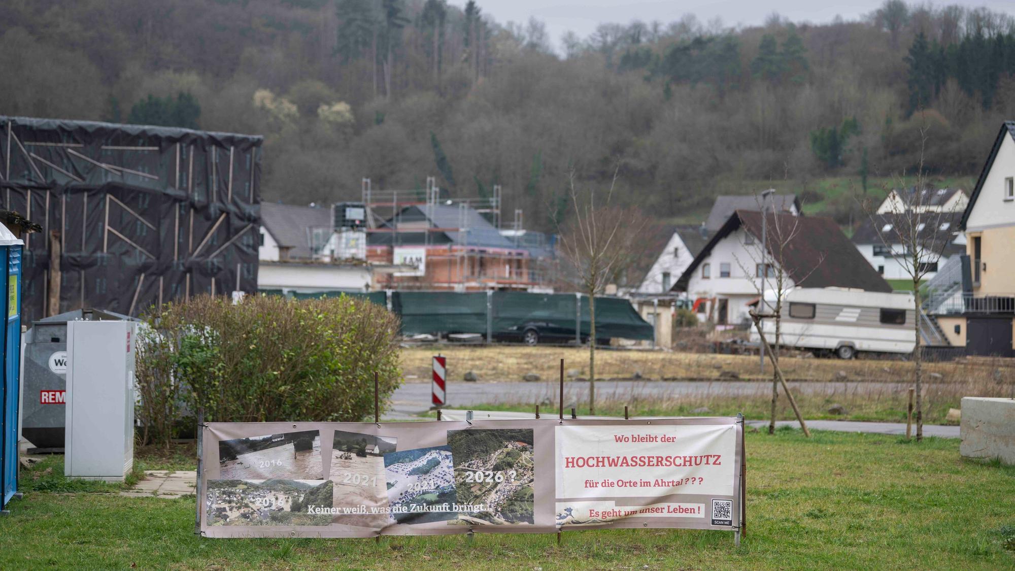 In Altenburg ist ein Transparent zu sehen: „Wo bleibt der Hochwasserschutz für die Orte im Ahrtal?“, ist darauf zu lesen. Und: „Keiner weiß, was die Zukunft bringt.“