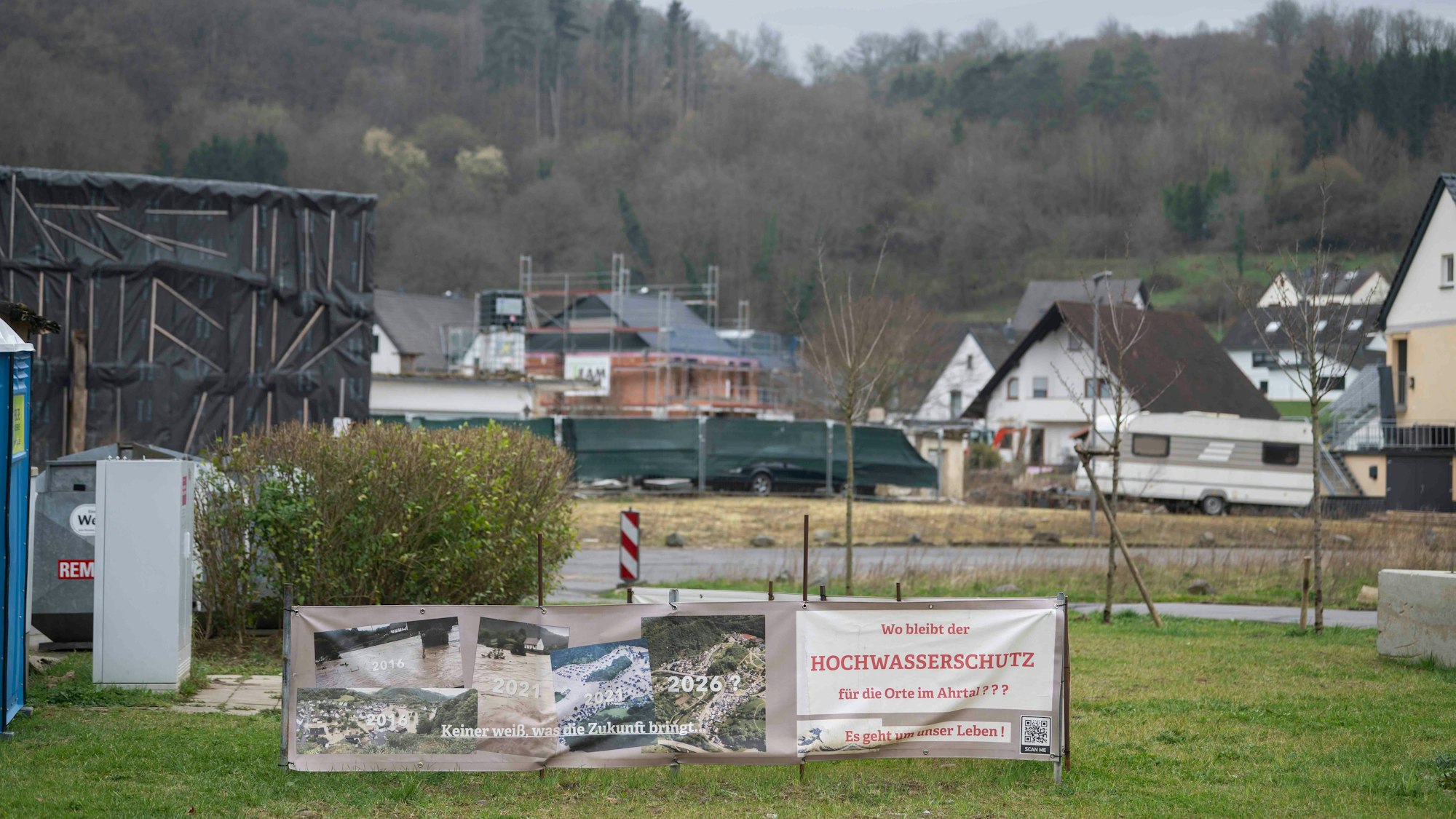 In Altenburg ist ein Transparent zu sehen: „Wo bleibt der Hochwasserschutz für die Orte im Ahrtal?“, ist darauf zu lesen. Und: „Keiner weiß, was die Zukunft bringt.“