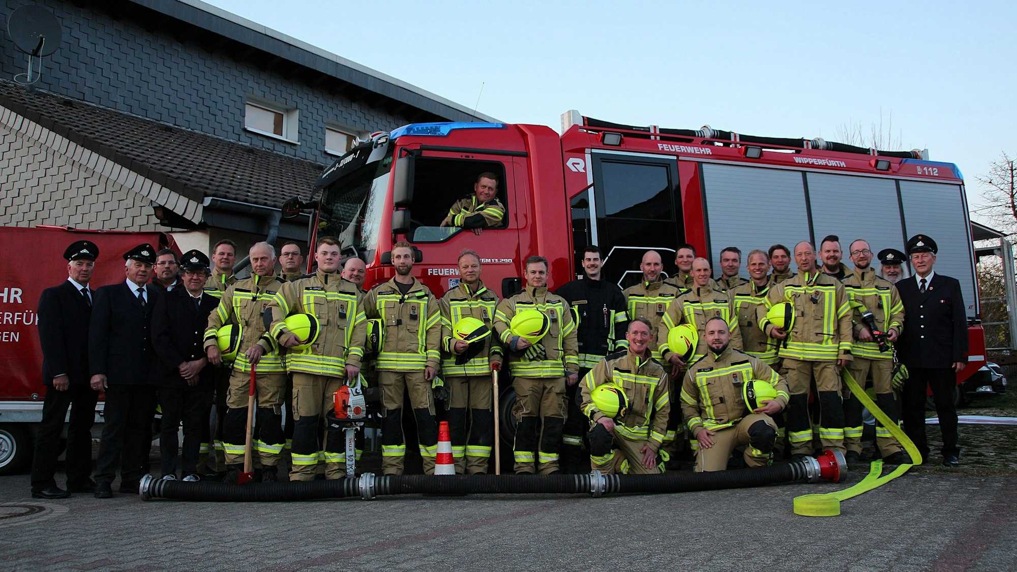 Die aktuelle Truppe der Freiwilligen Feuerwehr Egen vor dem TLF 300-Fahrzeug.