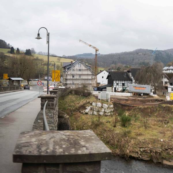 Baustellen und Baumaschinen prägen den Anblick des Ortes Schuld an der Ahr.