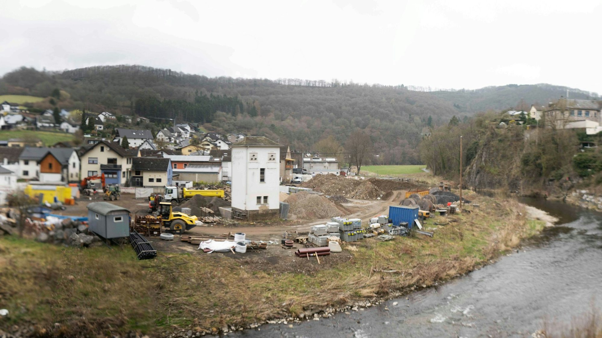 Baustellen und Baumaschinen prägen den Anblick des Ortes Schuld an der Ahr.